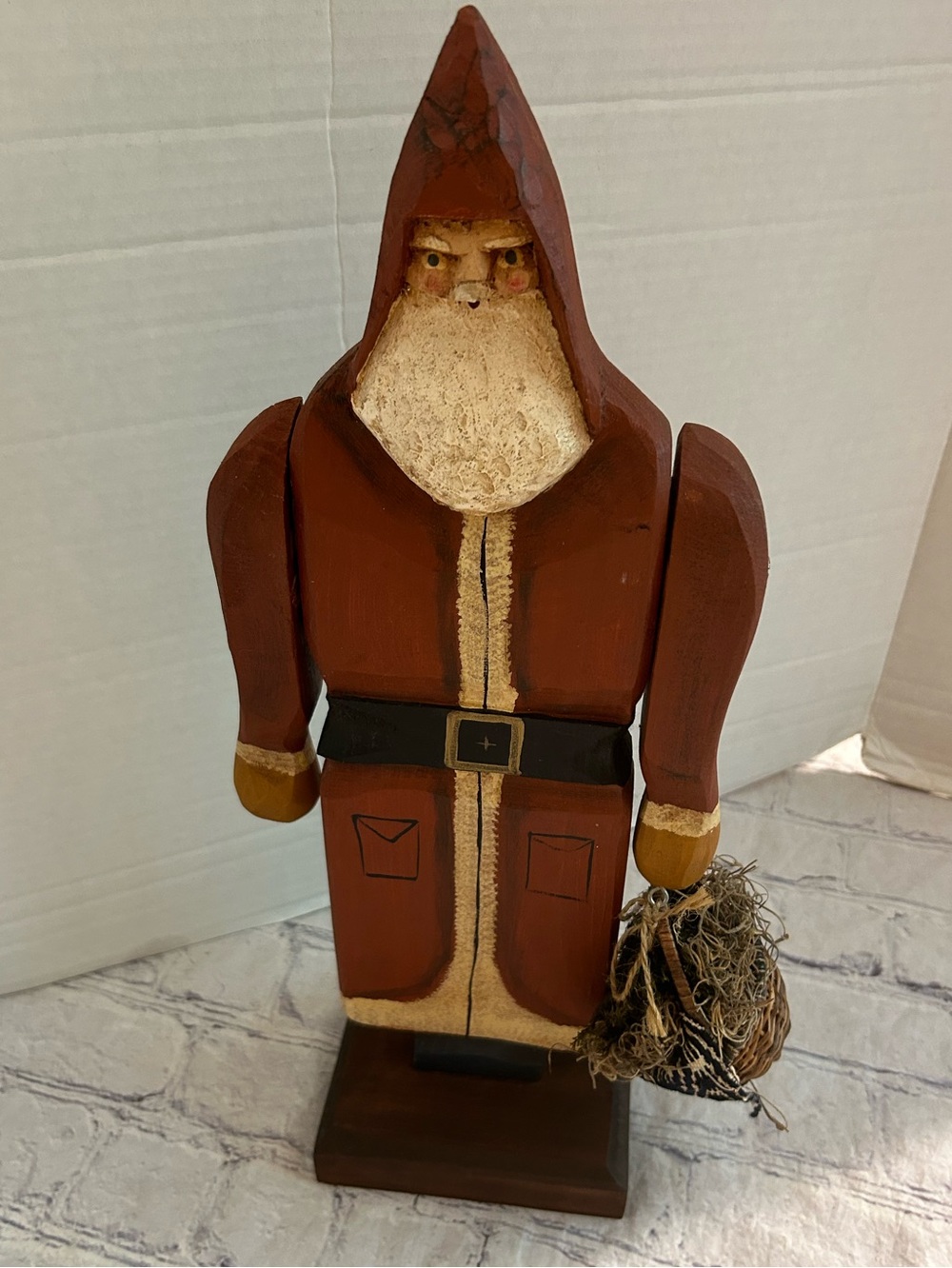 VINTAGE TABLETOP TALL PRIMITIVE WOOD HAND PAINTED SANTA CLAUS FORK ART ON BASE